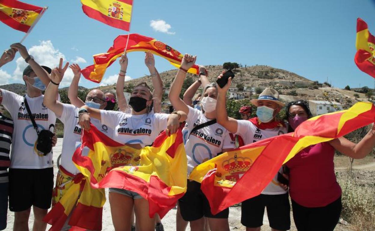 Amigos y familiares de David Valero celebran su medalla de bronce. 