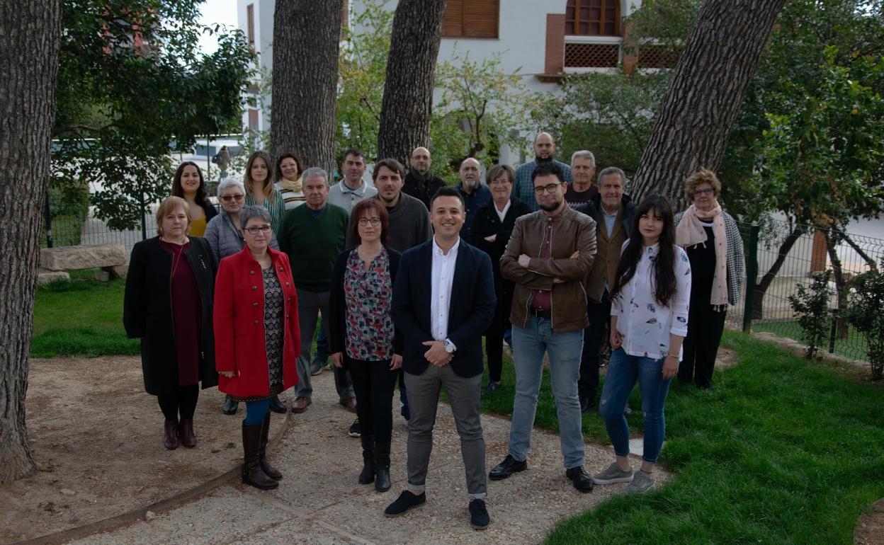 Manu Clemente, en el centro, junto a la candidatura de IU de las últimas elecciones. 