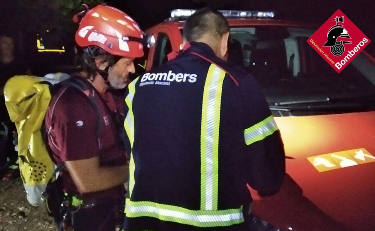 Los bomberos organizan el rescate de los escaladores. 