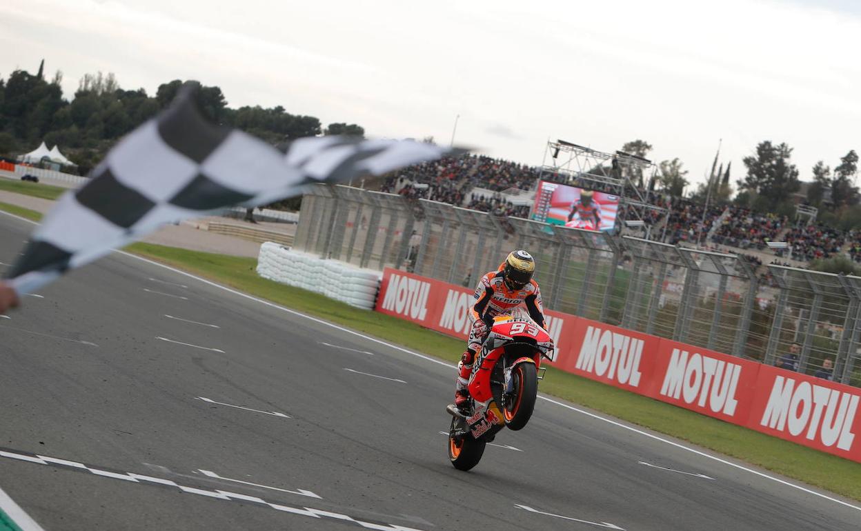 Marc Márquez celebra su triunfo en el último Gran Premio de la Comunitat, en 2019.