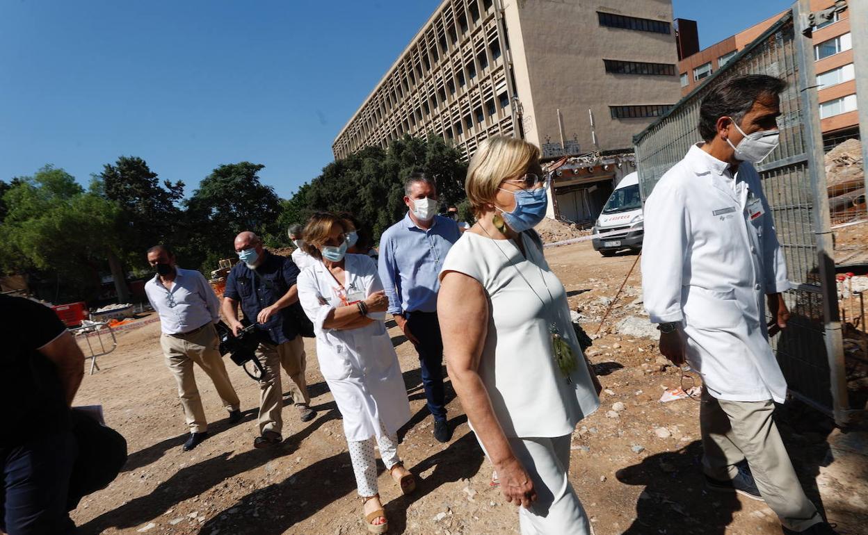 La consellera de Sanidad, Ana Barceló, durante la visita de este martes a las obras de ampliación del hospital Clínico de Valencia.