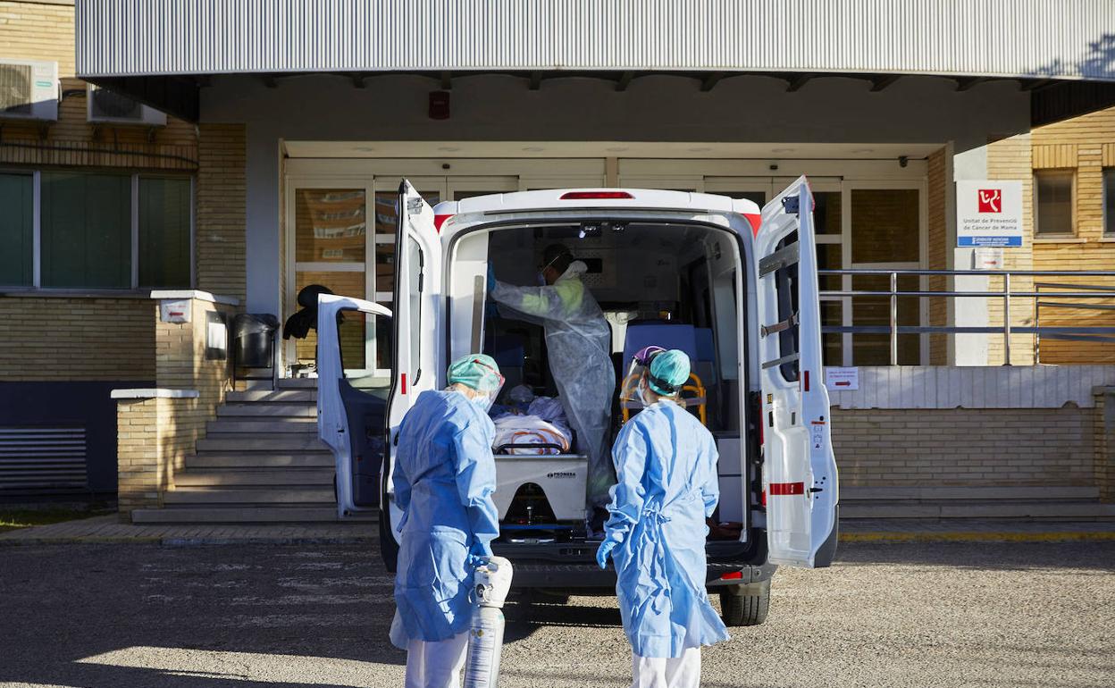 Traslado de pacientes con coronavirus a la escuela de enfermería de la antigua Fe. 