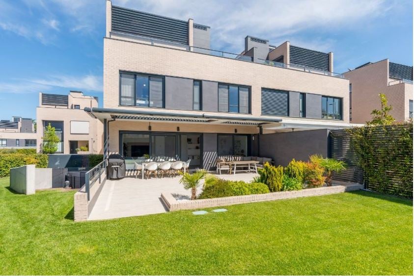 6.- Madrid | Chalet pareado en Valdemarín. Cuesta 1.485.000 euros y tiene un jardín de 260 metros y un patio inglés de 37 metros. 380 metros construidos, en dos plantas. 