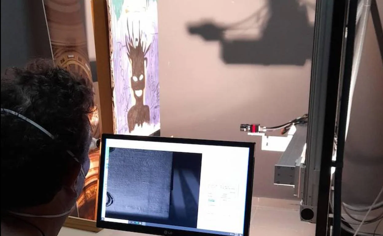 Un técnico realiza un estudio de infrarrojos a la obra 'Sin título' para autentificar que es de Basquiat.