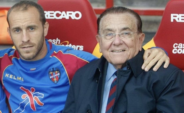 Juanlu, durante su etapa de jugador junto al presidente de honor del Levante, Paco Fenollosa. 