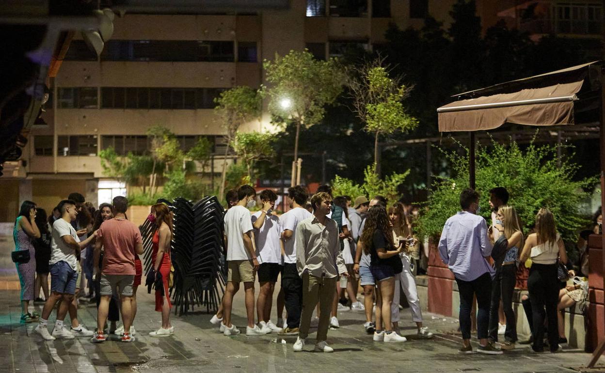 Botellón en el entorno de la plaza de Honduras, el pasado fin de semana. 