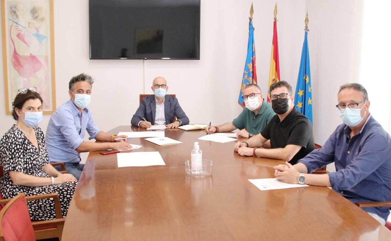 El alcalde, Toni Saura, en la firma del convenio. 