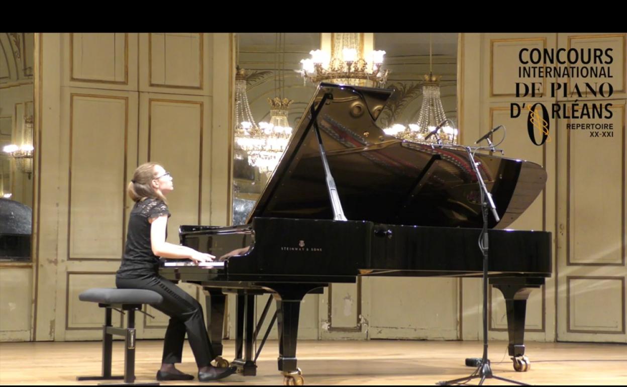 La galordonada joven pianista de Otos en una de sus actuaciones. 