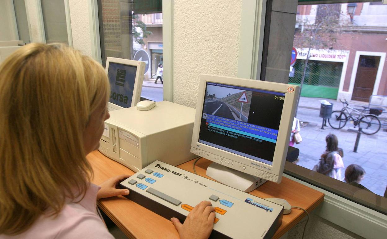 Una alumna hace un test en una autoescuela. 