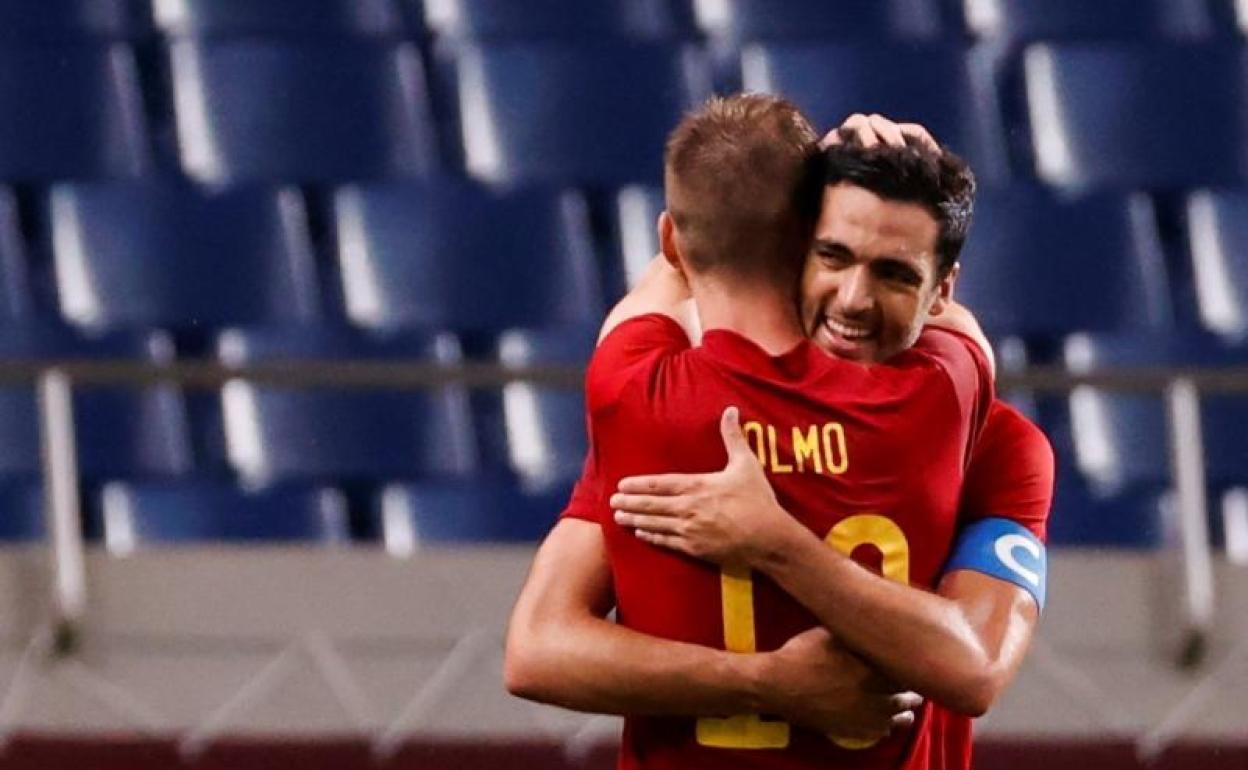 El centrocampista español Mikel Merino (d) celebra con su compañero Dani Olmo