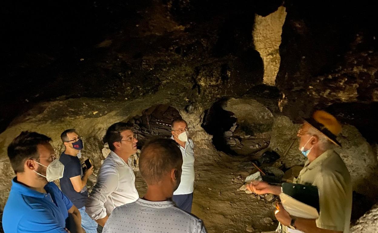 Los alcaldes de Ontinyent y l'Olleria se han interesado por el hallazgo de la excavación. 