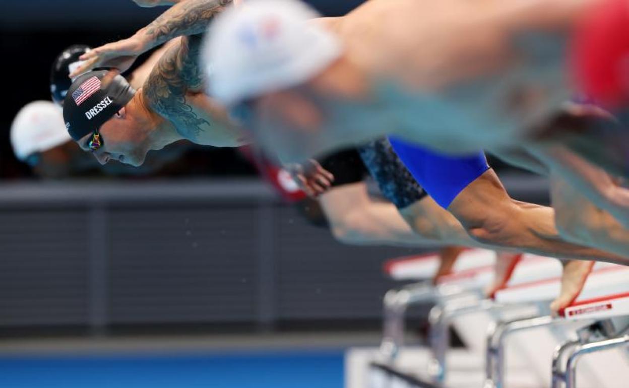 Salida de Caeleb Dressel durante su semifinal del 100 libre.