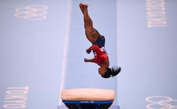 Biles, en pleno salto. 