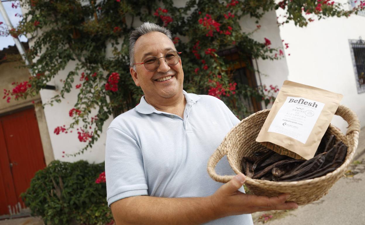 Enrique Pérez, uno de los premiados, se dedica al cultivo de la algarroba.