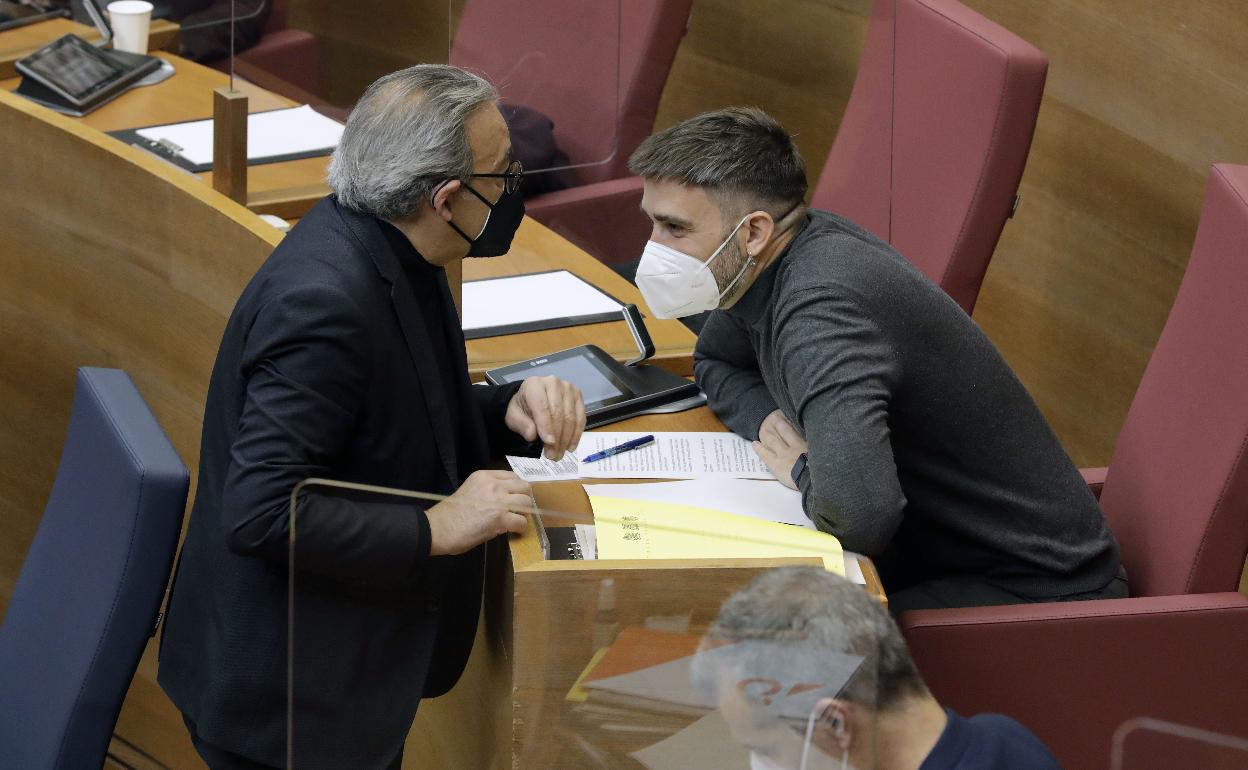 El socialista Manolo Mata habla con el nacionalista de Compromís Fran Ferri. 