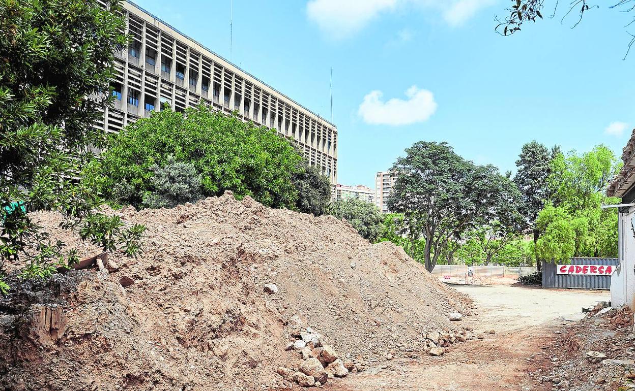 Montones de tierra en la parcela prevista para la ampliación del Hospital Clínico de Valencia. 