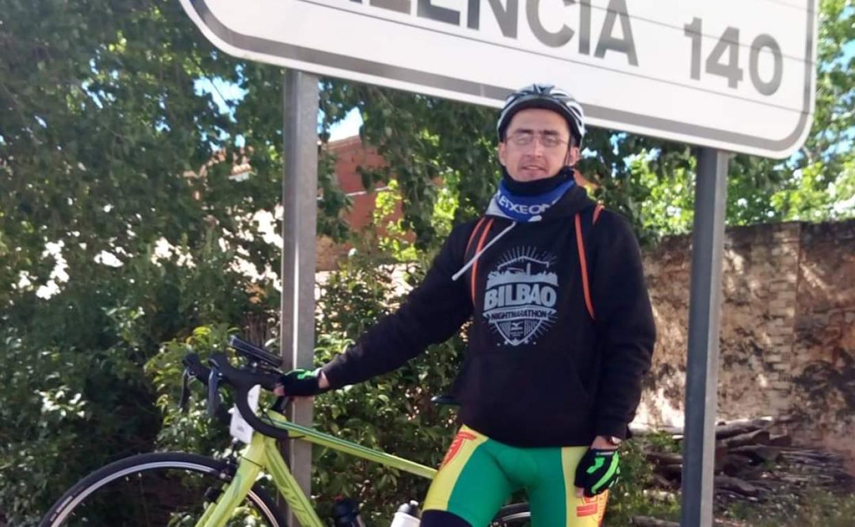 Posado en una de sus múltiples rutas. 