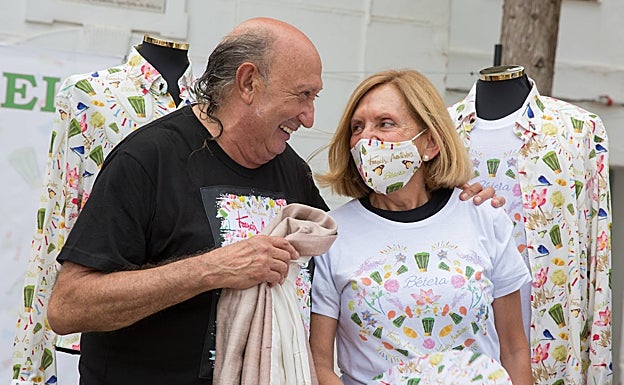 Imagen principal - La alcaldesa, Elia Verdevío y el diseñador valenciano con las camisas. 