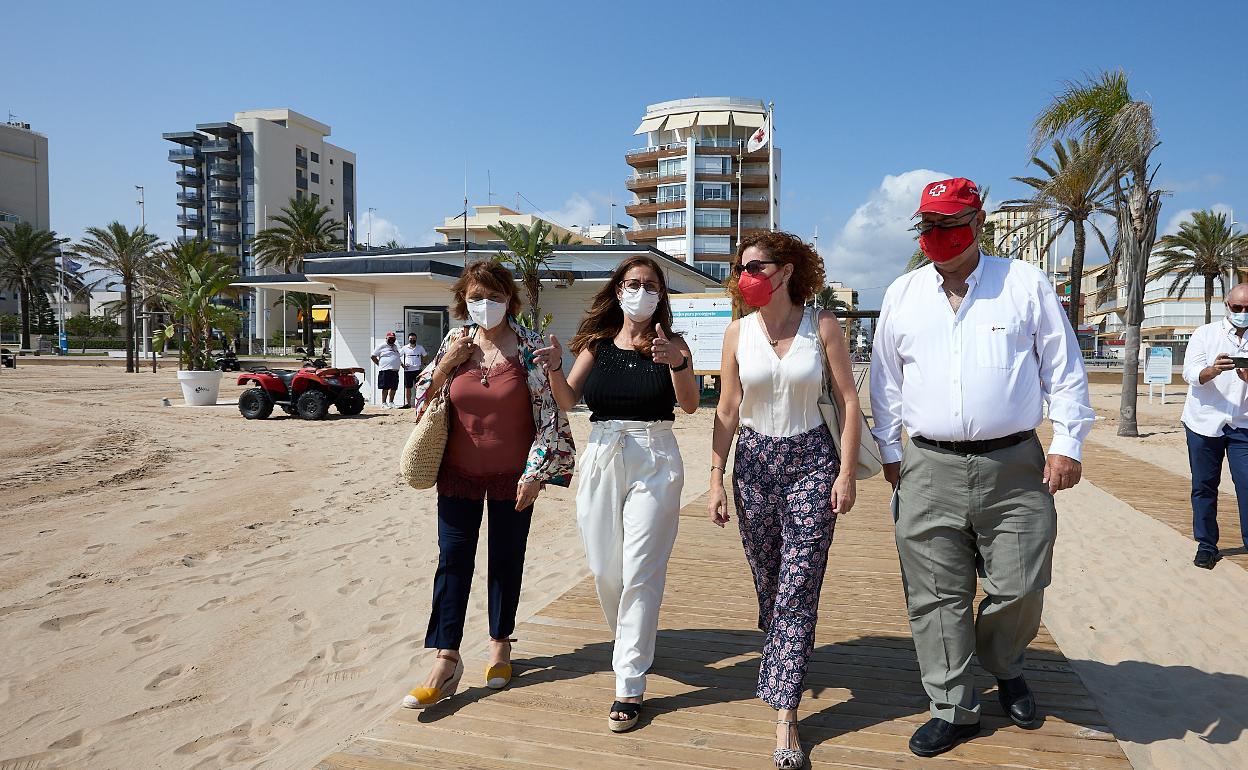 Visita a un punto de baño adaptado en la playa de Gandia. 