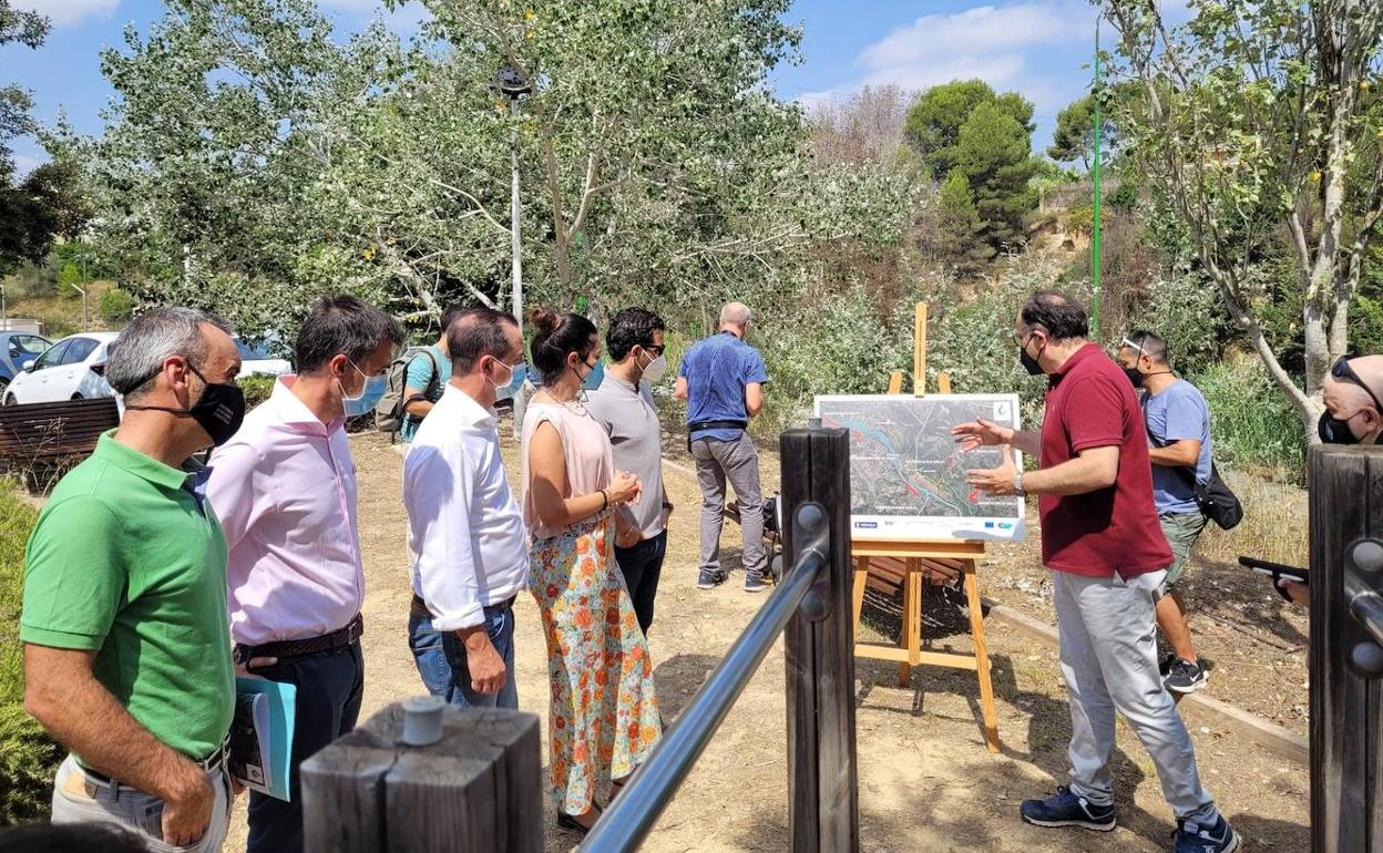 La consellera, Mireia Mollà, con los alcaldes, Juan Antonio Sagredo y Robert Raga, en la visita. 