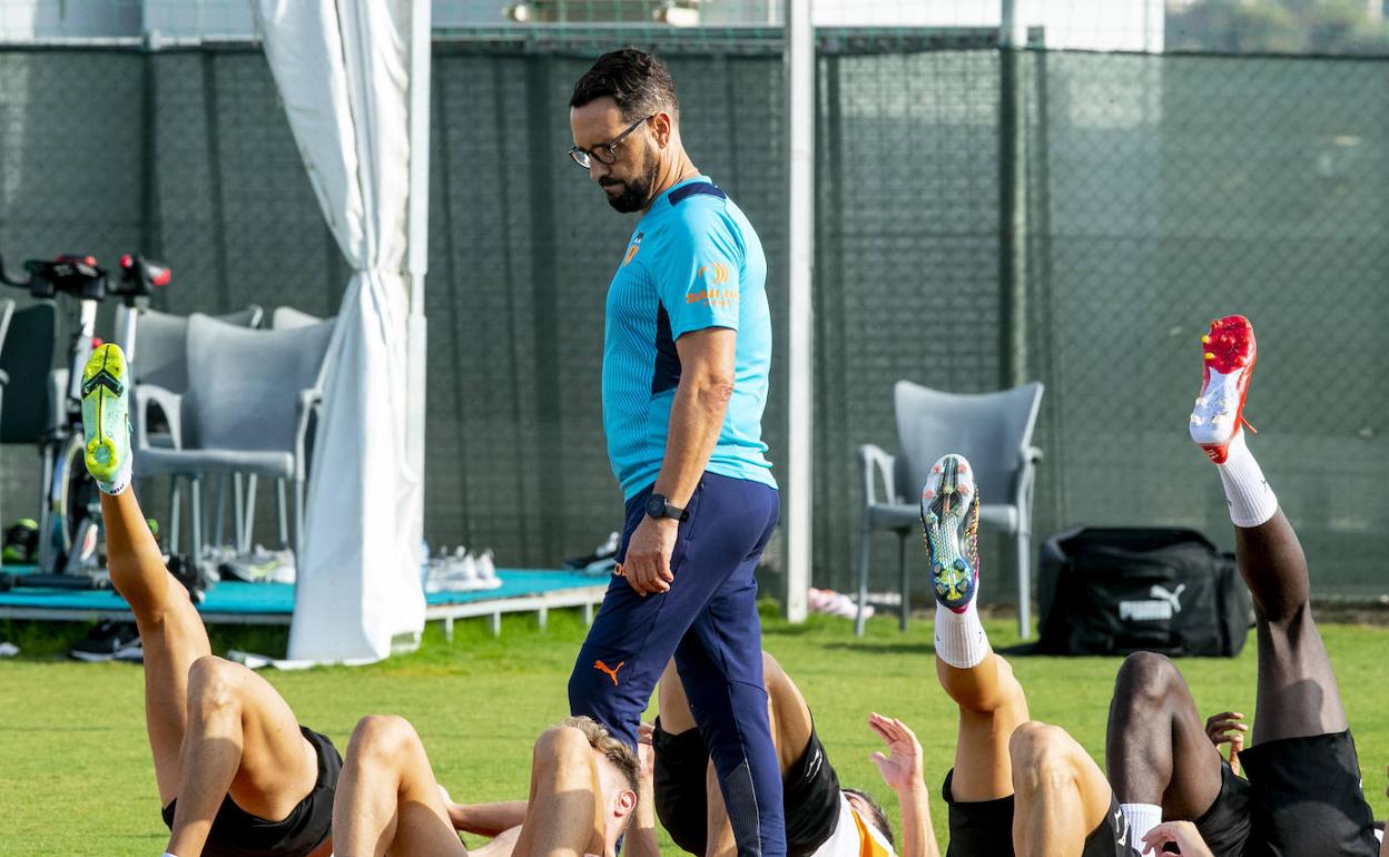 José Bordalás supervisa el entrenamiento ayer en tierras murcianas.