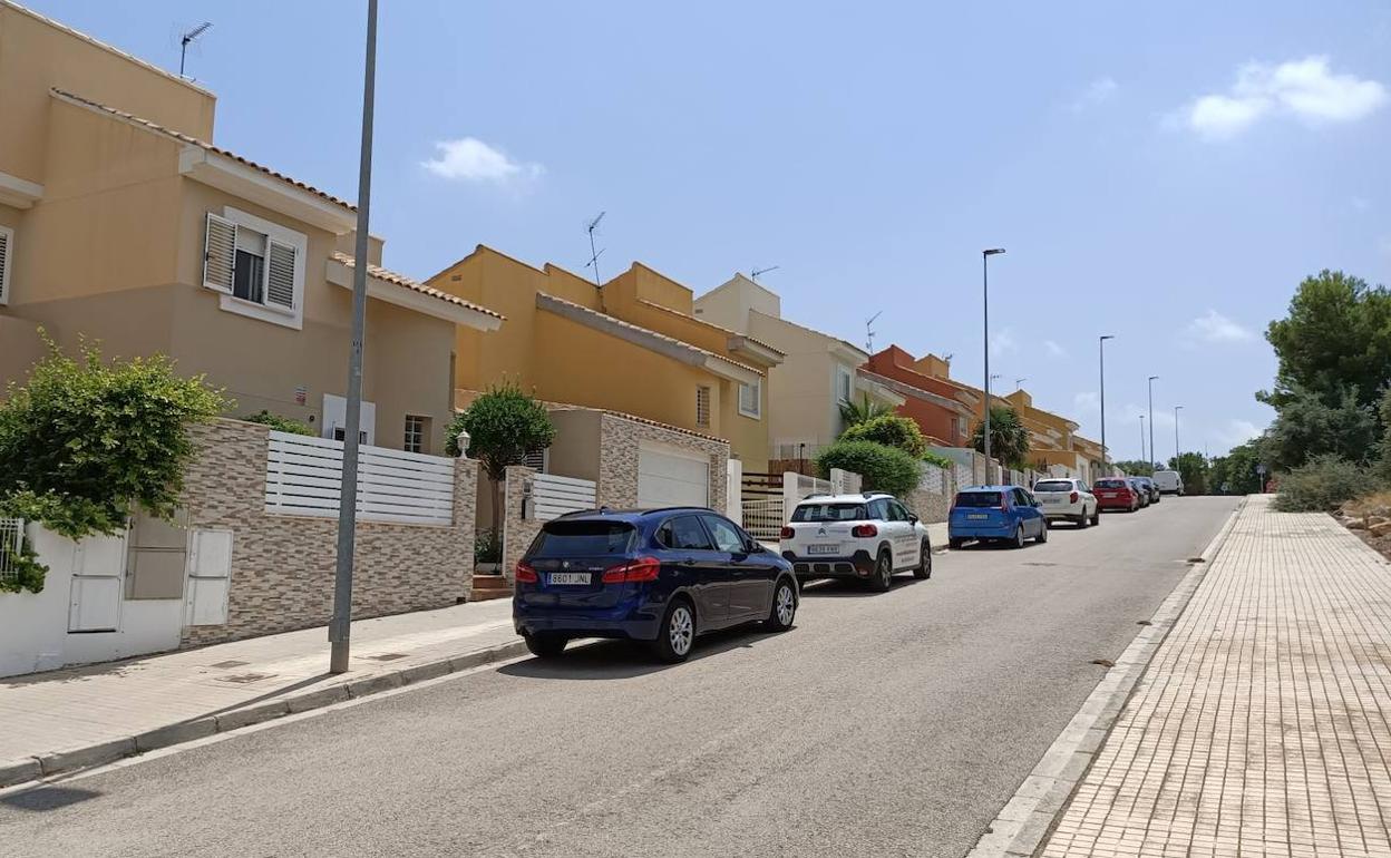 Una de las calles de la urbanización Miramar, en El Vedat de Torrent. 