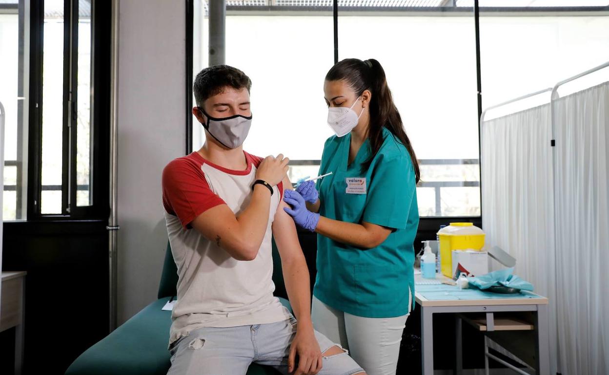 Un joven se vacuna en Valencia.