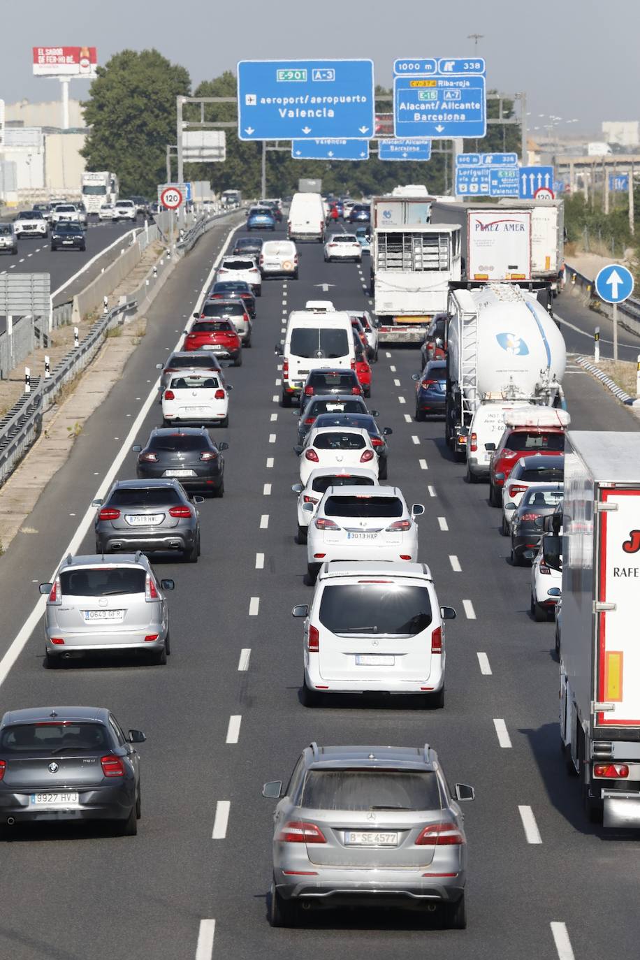 Un accidente en la A-7 a la altura de Bétera, en sentido hacia Alicante, ha colapsado el bypass en plena Operación Salida. El suceso se ha producido pasadas las 18 horas en el punto kilométrico 320 y ha generado un atasco de 16 kilómetros según el Centro de Gestión de Tráfico de la DGT. 