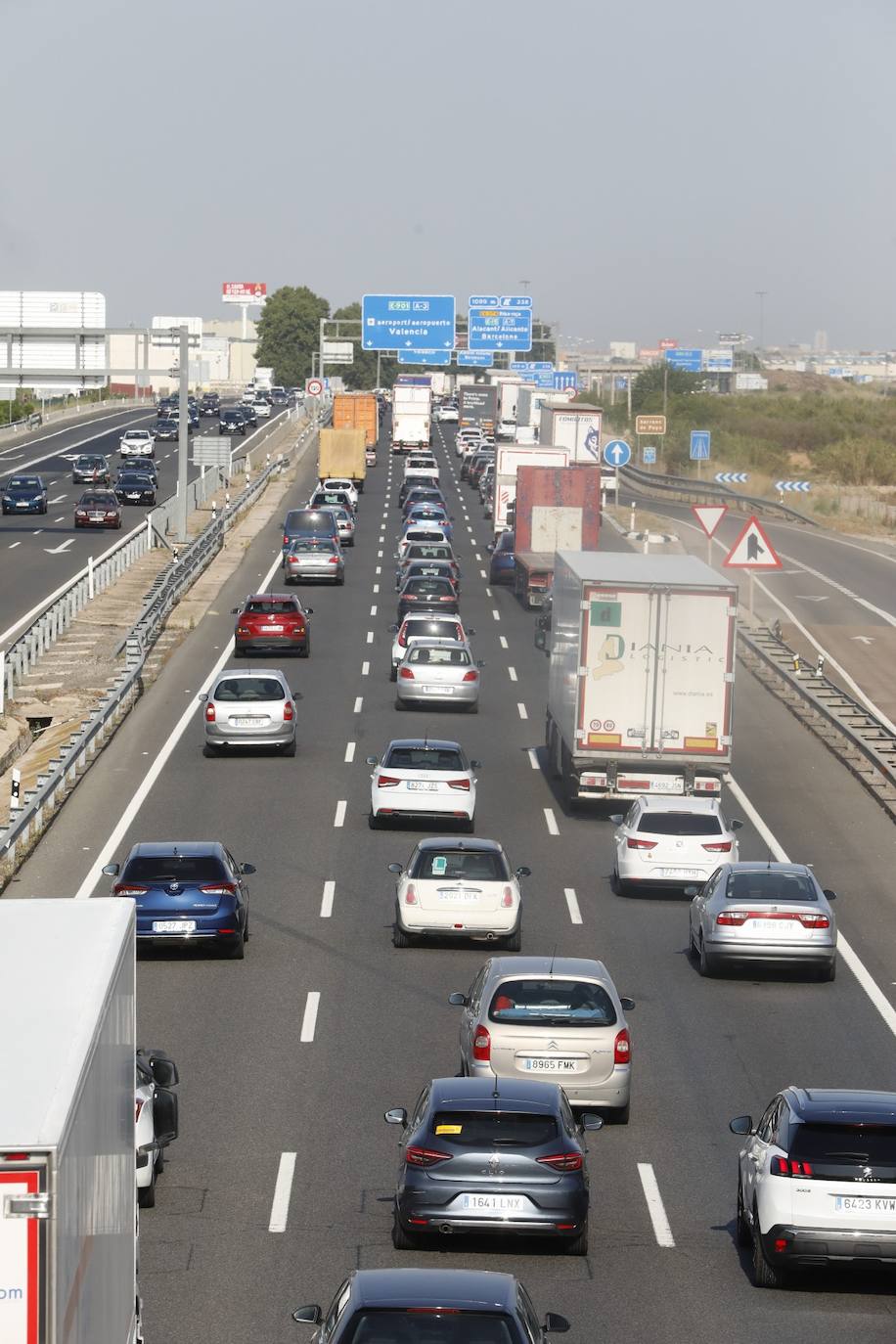 Un accidente en la A-7 a la altura de Bétera, en sentido hacia Alicante, ha colapsado el bypass en plena Operación Salida. El suceso se ha producido pasadas las 18 horas en el punto kilométrico 320 y ha generado un atasco de 16 kilómetros según el Centro de Gestión de Tráfico de la DGT. 