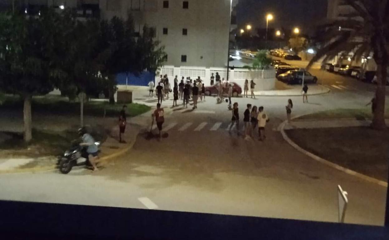 Grupos de jóvenes durante la madrugada en Daimús. 