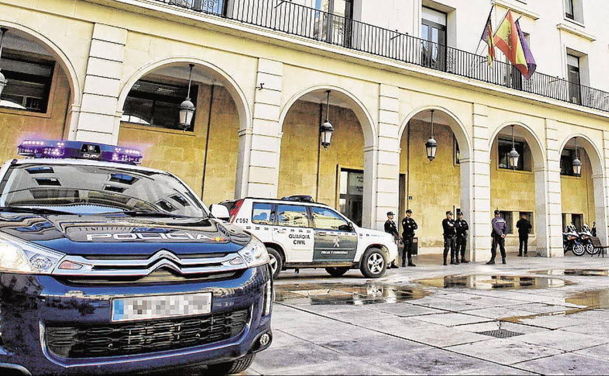 La Audiencia ha condenado a un segundo hombre que hizo uso de la tarjeta de crédito de la víctima. 