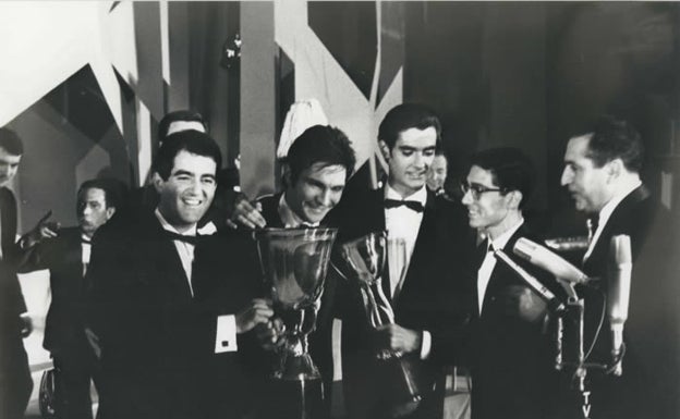 Bruno Lomas, flanqueado por los componentes del Dúo Dinámico y compositores de 'Como ayer', en el Festival de la Canción Mediterránea de Barcelona en 1966. 