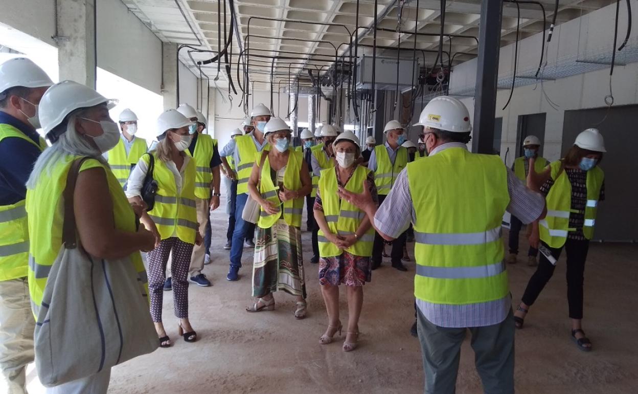 Un momento de la visita a las obras del nuevo centro hospitalario de Ontinyent. 