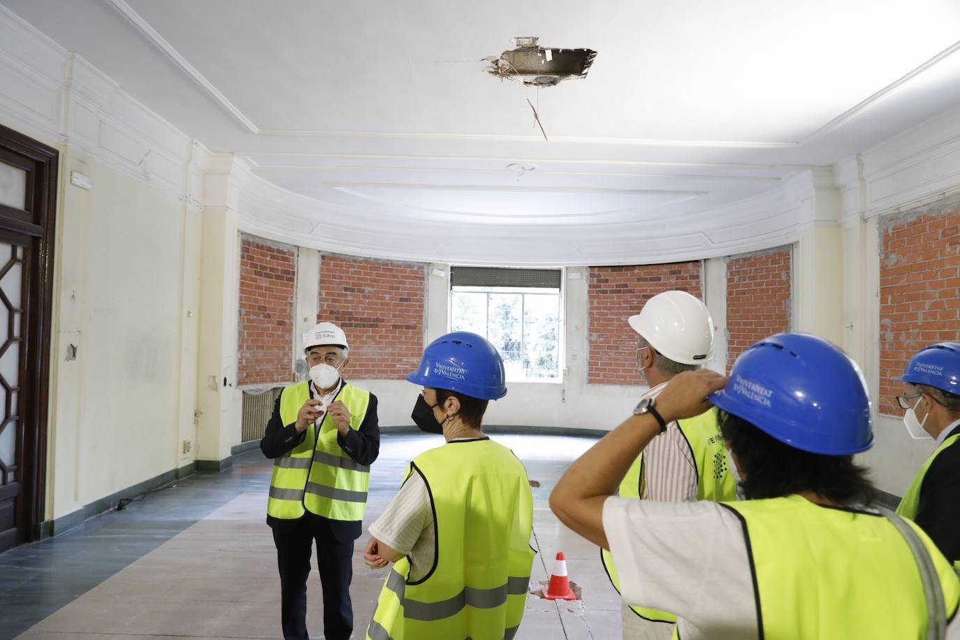 El futuro Espai Lluís Vives de la Universitat de València está más cerca de ser una realidad. El antiguo colegio mayor, que se cerró en 2012 por problemas estructurales, albergará todos los servicios a los estudiantes de la UV y, además, se convertirá en un espacio multiuso de carácter cultural y educativo.