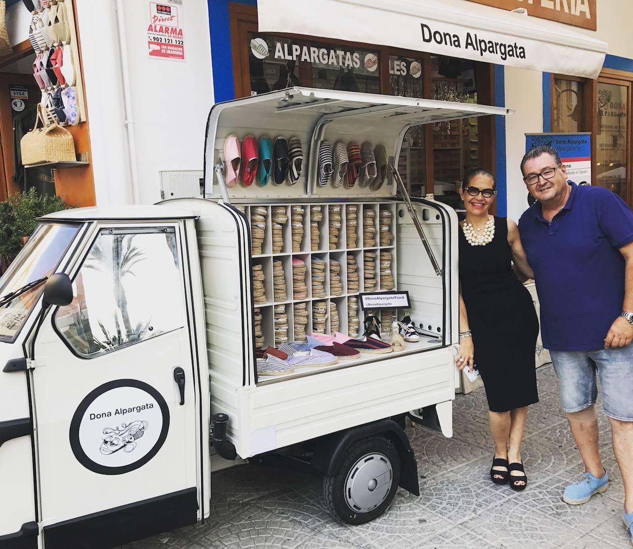 Propietarios de Doña Alpargata con la furgoneta que vende zapatillas.