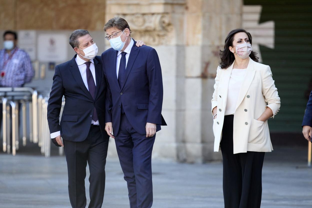 El presidente de la Generalitat, ayer, habla con García Page, su homónimo de Castilla-La Mancha. LP