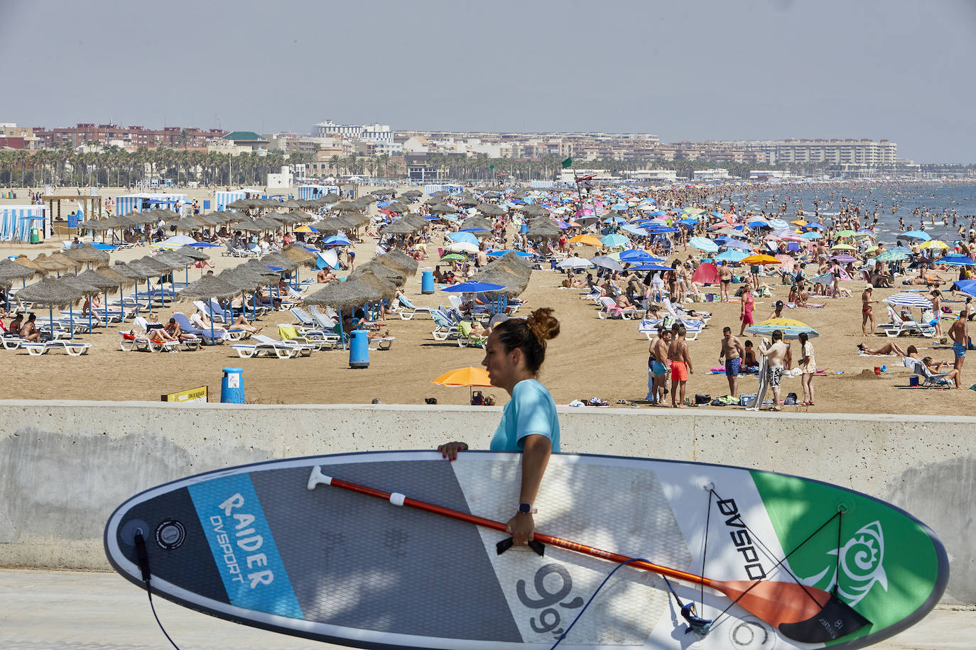 Mucho calor, mucha gente y ganas de diversión este sábado 31 de julio en las playas de la ciudad de Valencia. 