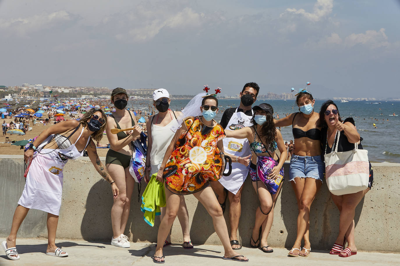 Mucho calor, mucha gente y ganas de diversión este sábado 31 de julio en las playas de la ciudad de Valencia. 