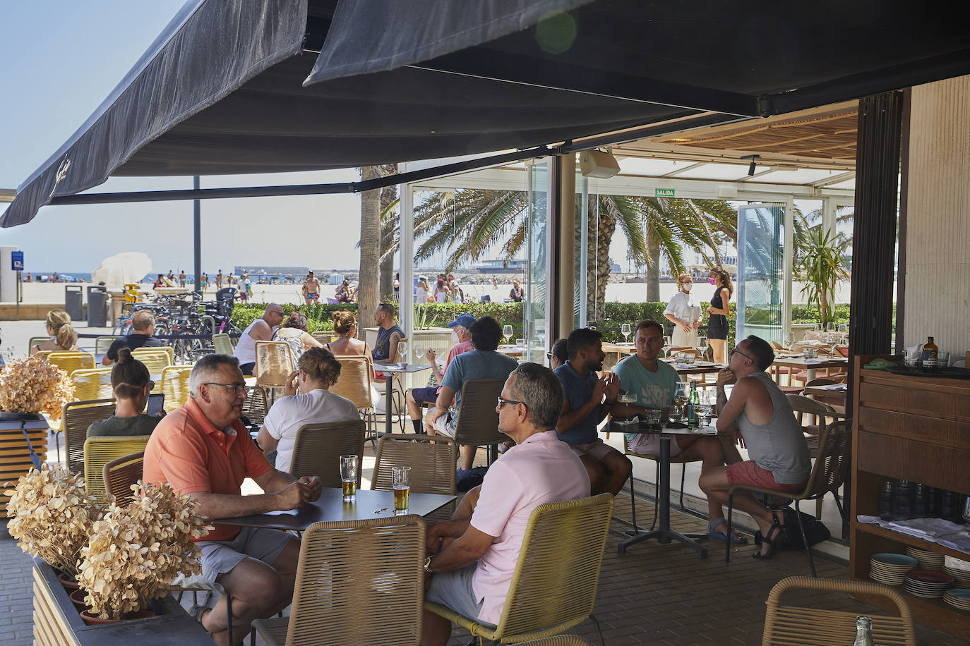 Mucho calor, mucha gente y ganas de diversión este sábado 31 de julio en las playas de la ciudad de Valencia. 