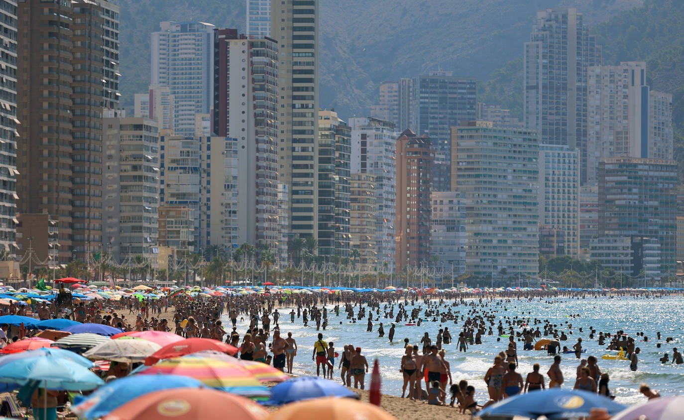 Imágenes atípicas de Benidorm en verano. La localidad alicantina no termina de llenarse como acostumbraba a hacer en estas fechas. La ocupación apenas llega al 70% en la capital del turismo en la Comunitat.