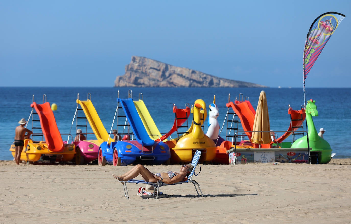 Imágenes atípicas de Benidorm en verano. La localidad alicantina no termina de llenarse como acostumbraba a hacer en estas fechas. La ocupación apenas llega al 70% en la capital del turismo en la Comunitat.