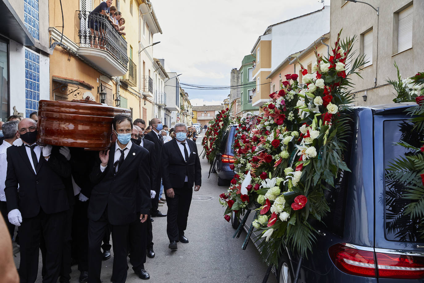 El Genovés llora la marcha de un mito. De su mito. Paco Cabanes, la mayor leyenda de la pilota valenciana, falleció este sábado a los 66 años y este domingo 1 de agosto ha sido despedido con honores por el pueblo que le vio nacer. Numerosos amigos y aficionados se han desplazado a la localidad de la Costera para dar su último adiós al genio que revolucionó los trinquets. 