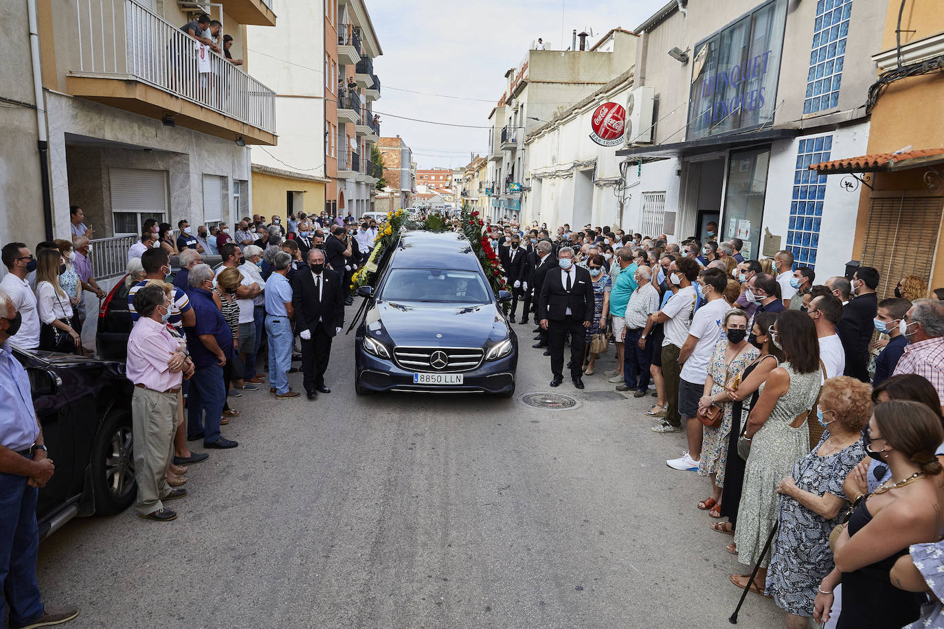 El Genovés llora la marcha de un mito. De su mito. Paco Cabanes, la mayor leyenda de la pilota valenciana, falleció este sábado a los 66 años y este domingo 1 de agosto ha sido despedido con honores por el pueblo que le vio nacer. Numerosos amigos y aficionados se han desplazado a la localidad de la Costera para dar su último adiós al genio que revolucionó los trinquets. 