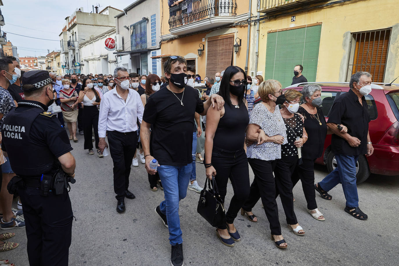 El Genovés llora la marcha de un mito. De su mito. Paco Cabanes, la mayor leyenda de la pilota valenciana, falleció este sábado a los 66 años y este domingo 1 de agosto ha sido despedido con honores por el pueblo que le vio nacer. Numerosos amigos y aficionados se han desplazado a la localidad de la Costera para dar su último adiós al genio que revolucionó los trinquets. 