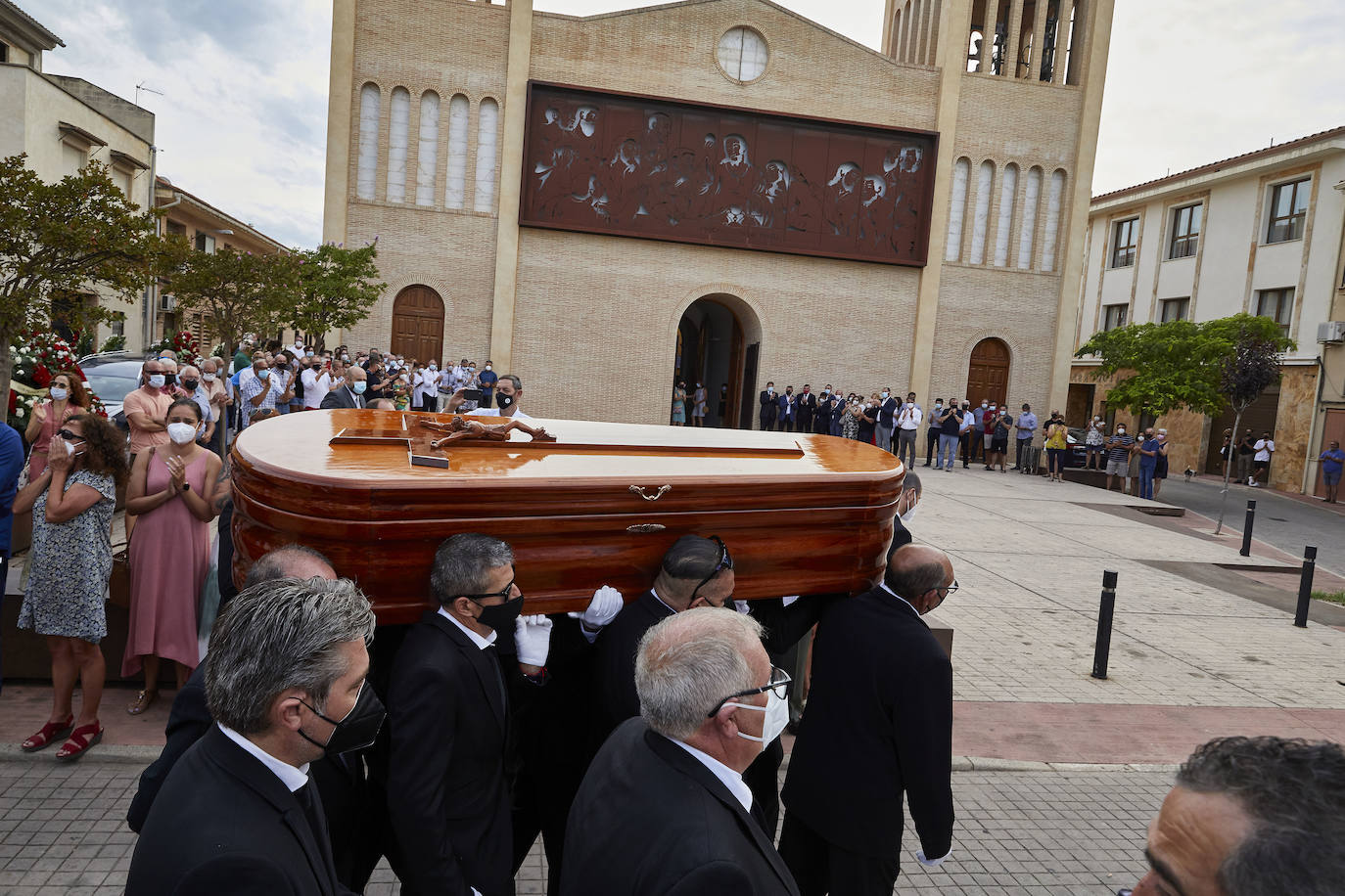 El Genovés llora la marcha de un mito. De su mito. Paco Cabanes, la mayor leyenda de la pilota valenciana, falleció este sábado a los 66 años y este domingo 1 de agosto ha sido despedido con honores por el pueblo que le vio nacer. Numerosos amigos y aficionados se han desplazado a la localidad de la Costera para dar su último adiós al genio que revolucionó los trinquets. 