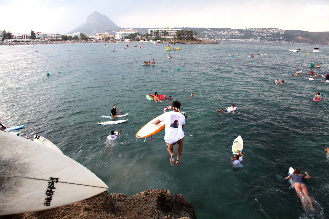 El valenciano Óscar Serra falleció el 17 de julio en México al golpearse en la cabeza contra el fondo cuando intentaba cabalgar una ola en la playa de Zicatela, en Puerto Escondido, Oaxaca. Este domingo, el mundo del surf, familiares, amigos y conocidos, le han rendido en Xàbia un emotivo homenaje. 