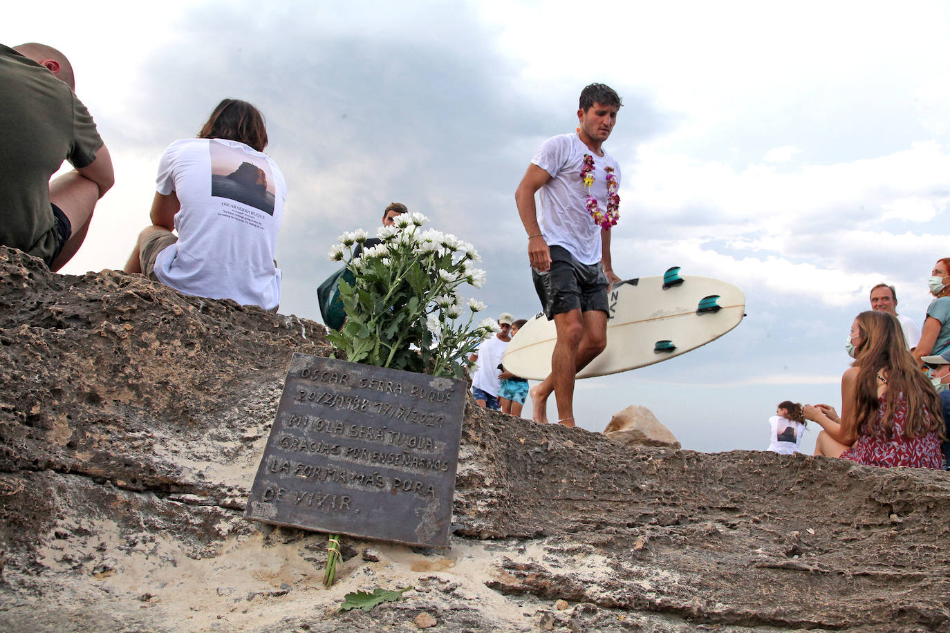 El valenciano Óscar Serra falleció el 17 de julio en México al golpearse en la cabeza contra el fondo cuando intentaba cabalgar una ola en la playa de Zicatela, en Puerto Escondido, Oaxaca. Este domingo, el mundo del surf, familiares, amigos y conocidos, le han rendido en Xàbia un emotivo homenaje. 