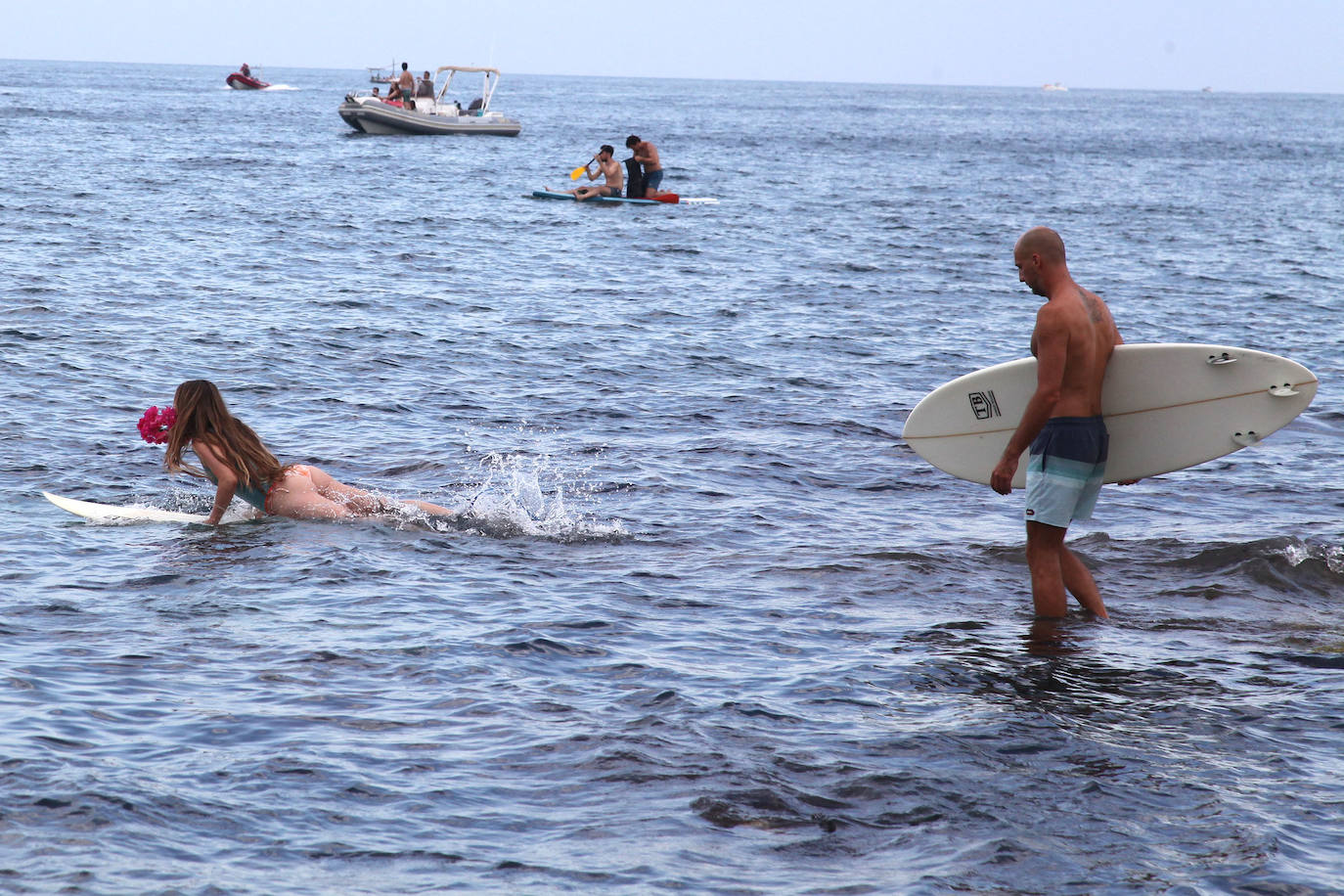 El valenciano Óscar Serra falleció el 17 de julio en México al golpearse en la cabeza contra el fondo cuando intentaba cabalgar una ola en la playa de Zicatela, en Puerto Escondido, Oaxaca. Este domingo, el mundo del surf, familiares, amigos y conocidos, le han rendido en Xàbia un emotivo homenaje. 