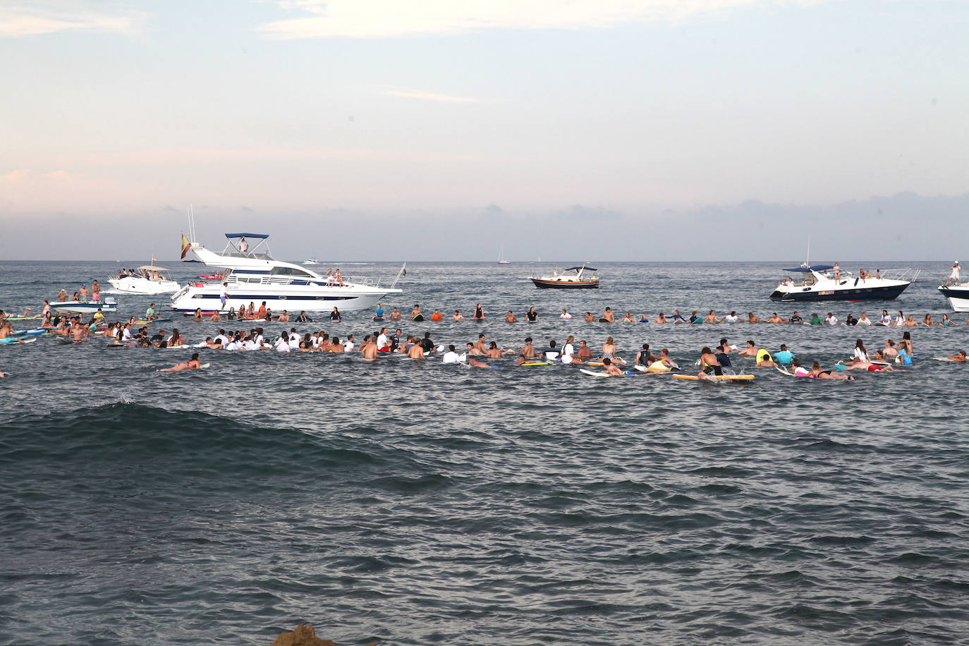 El valenciano Óscar Serra falleció el 17 de julio en México al golpearse en la cabeza contra el fondo cuando intentaba cabalgar una ola en la playa de Zicatela, en Puerto Escondido, Oaxaca. Este domingo, el mundo del surf, familiares, amigos y conocidos, le han rendido en Xàbia un emotivo homenaje. 