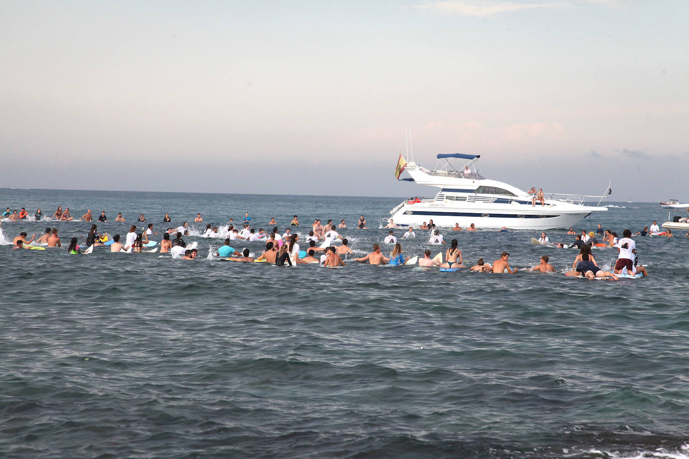 El valenciano Óscar Serra falleció el 17 de julio en México al golpearse en la cabeza contra el fondo cuando intentaba cabalgar una ola en la playa de Zicatela, en Puerto Escondido, Oaxaca. Este domingo, el mundo del surf, familiares, amigos y conocidos, le han rendido en Xàbia un emotivo homenaje. 